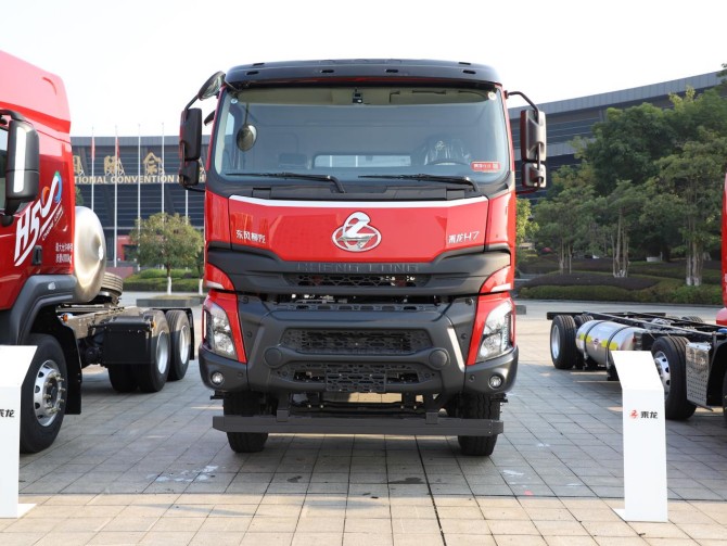 乘龙H7 8x4纯电自卸车：动力续航双优，工程运输新标杆