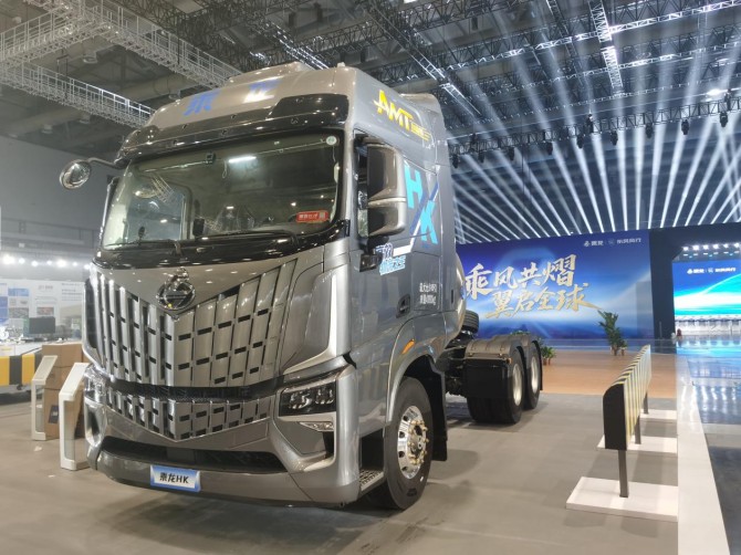 630大马力+超低气耗，乘龙HK LNG牵引车重塑干线创富标准