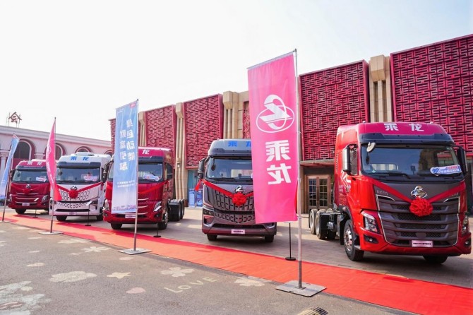 乘龙卡车闪耀乌鲁木齐，共启丝路干线运输创富新程