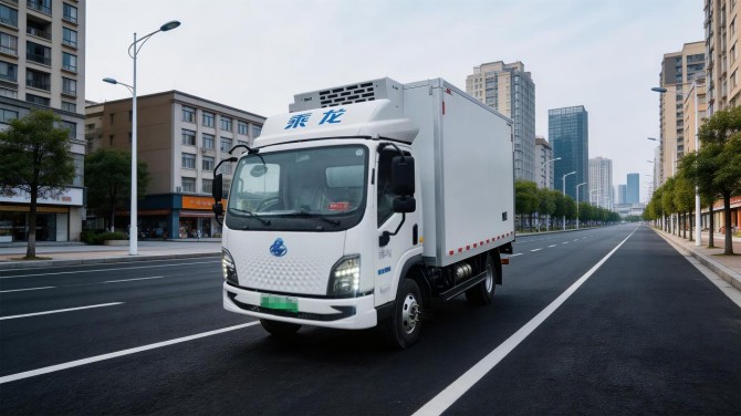 乘龙翼威2冷链纯电轻卡：冷链运输“鲜