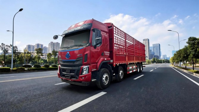 乘龙H5 8×4纯电载货车：降本增效实力派，五年省出84万